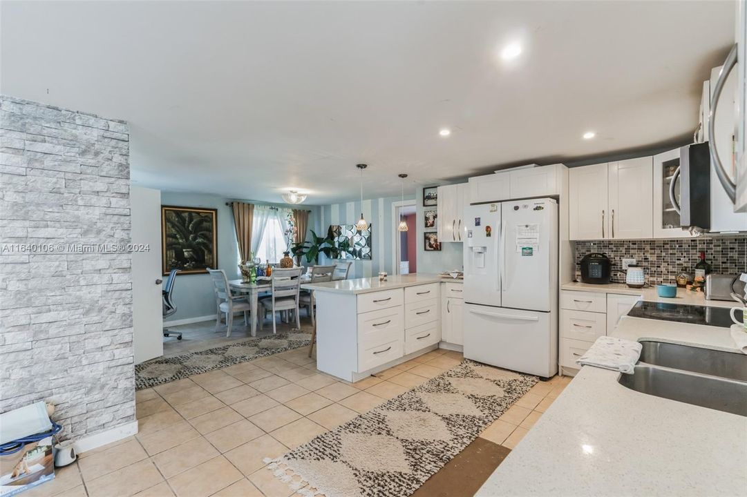 Vendido Recientemente: $279,000 (3 camas, 2 baños, 1560 Pies cuadrados)