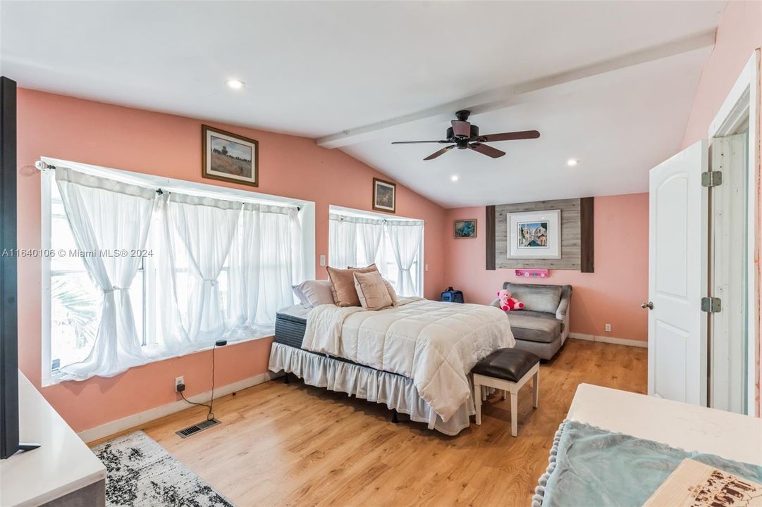 Vendido Recientemente: $279,000 (3 camas, 2 baños, 1560 Pies cuadrados)