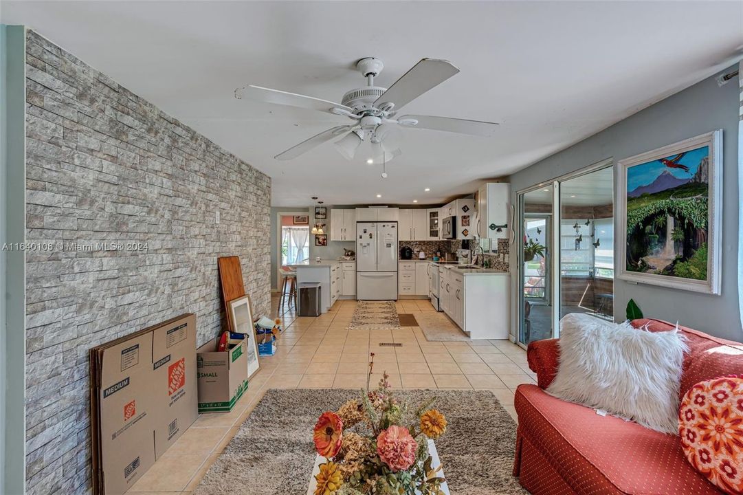 Vendido Recientemente: $279,000 (3 camas, 2 baños, 1560 Pies cuadrados)