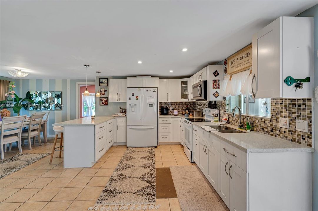 Vendido Recientemente: $279,000 (3 camas, 2 baños, 1560 Pies cuadrados)