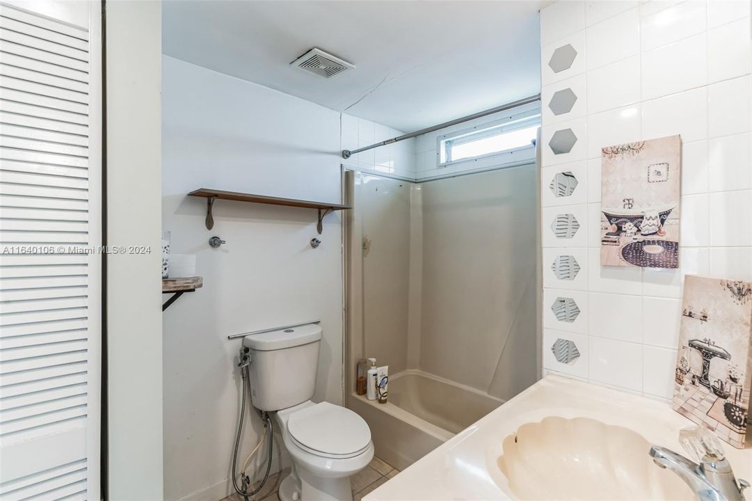 Vendido Recientemente: $279,000 (3 camas, 2 baños, 1560 Pies cuadrados)