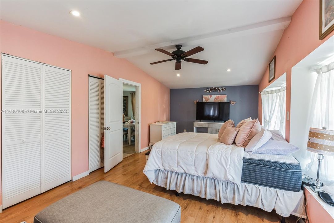 Vendido Recientemente: $279,000 (3 camas, 2 baños, 1560 Pies cuadrados)