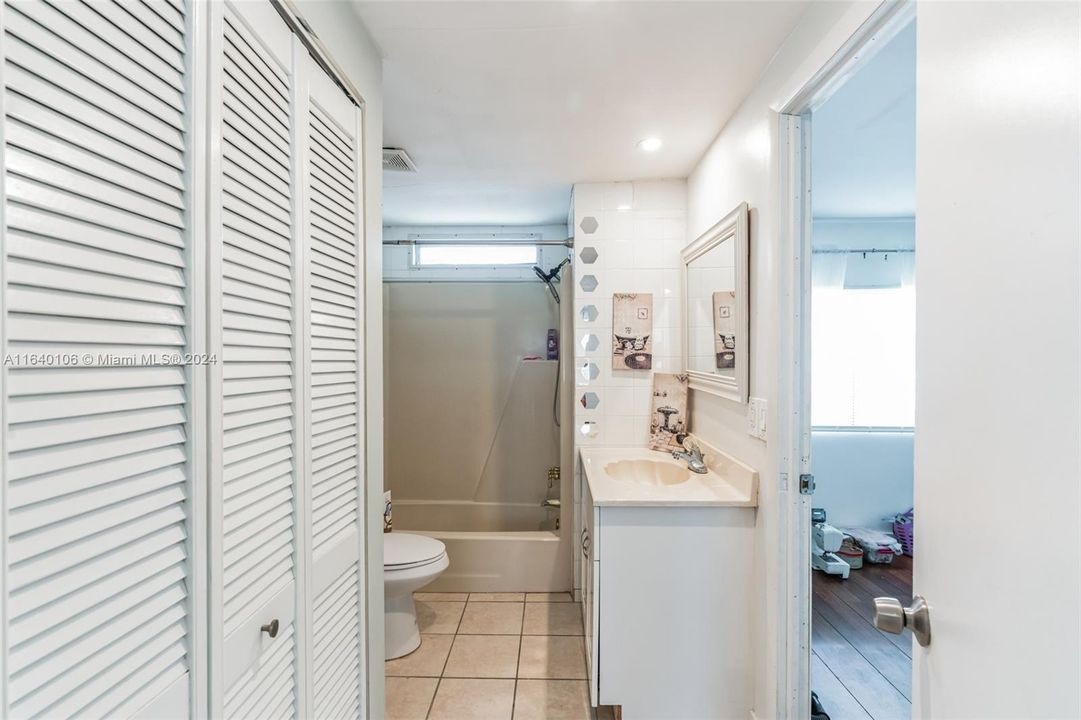 Vendido Recientemente: $279,000 (3 camas, 2 baños, 1560 Pies cuadrados)
