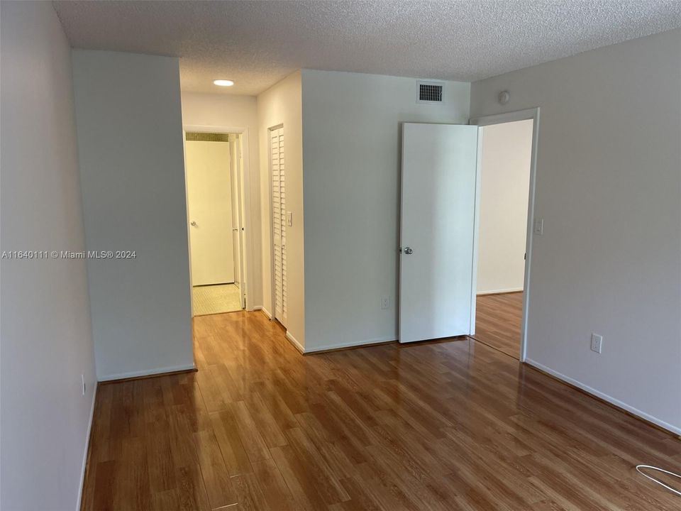 Recently Rented: $1,800 (1 beds, 1 baths, 712 Square Feet)