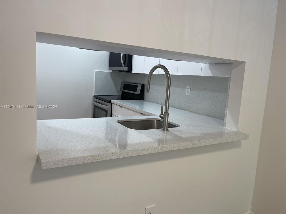 Recently Rented: $1,800 (1 beds, 1 baths, 712 Square Feet)