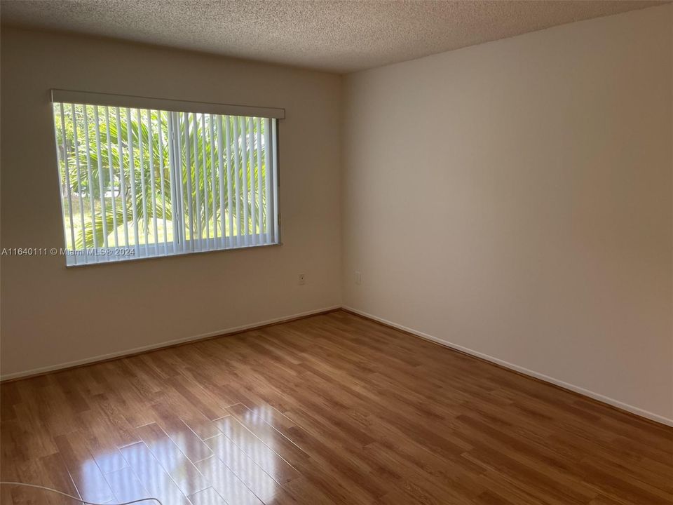 Recently Rented: $1,800 (1 beds, 1 baths, 712 Square Feet)