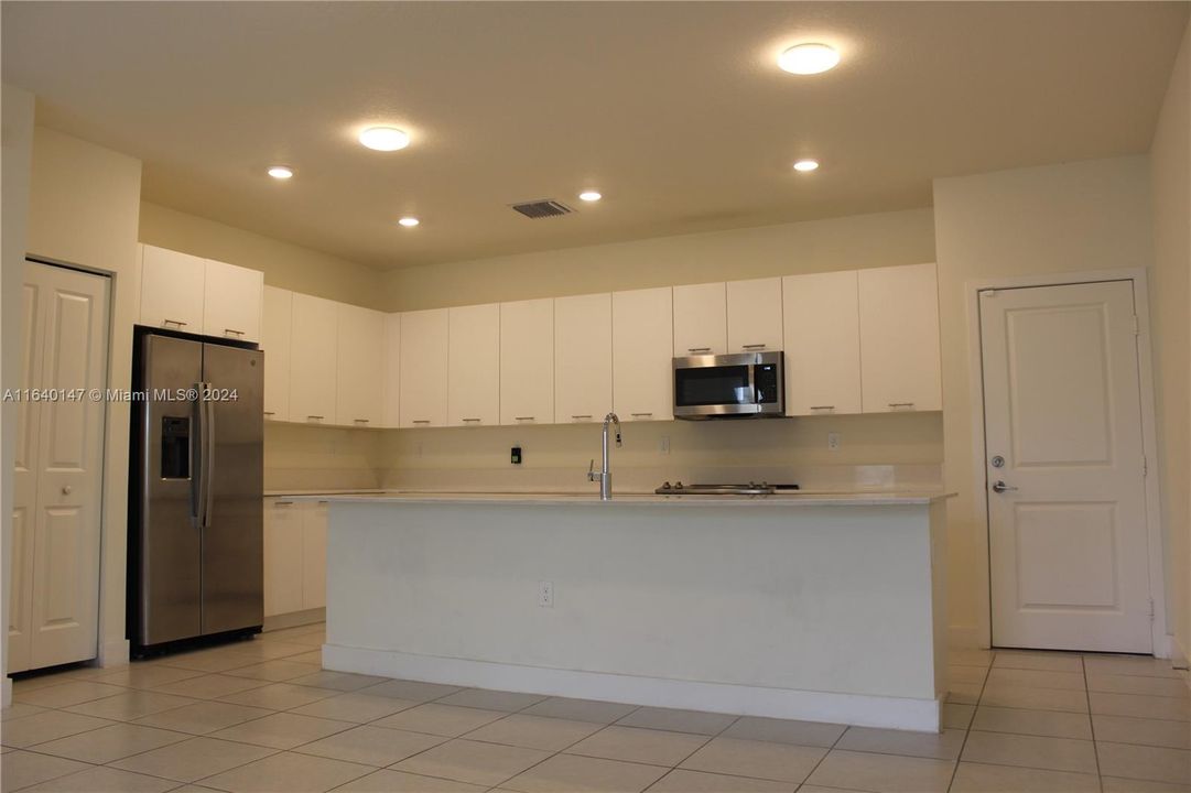 Active With Contract: $3,950 (3 beds, 2 baths, 1604 Square Feet)