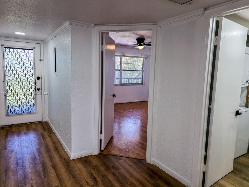 For Sale: $220,000 (1 beds, 1 baths, 1045 Square Feet)