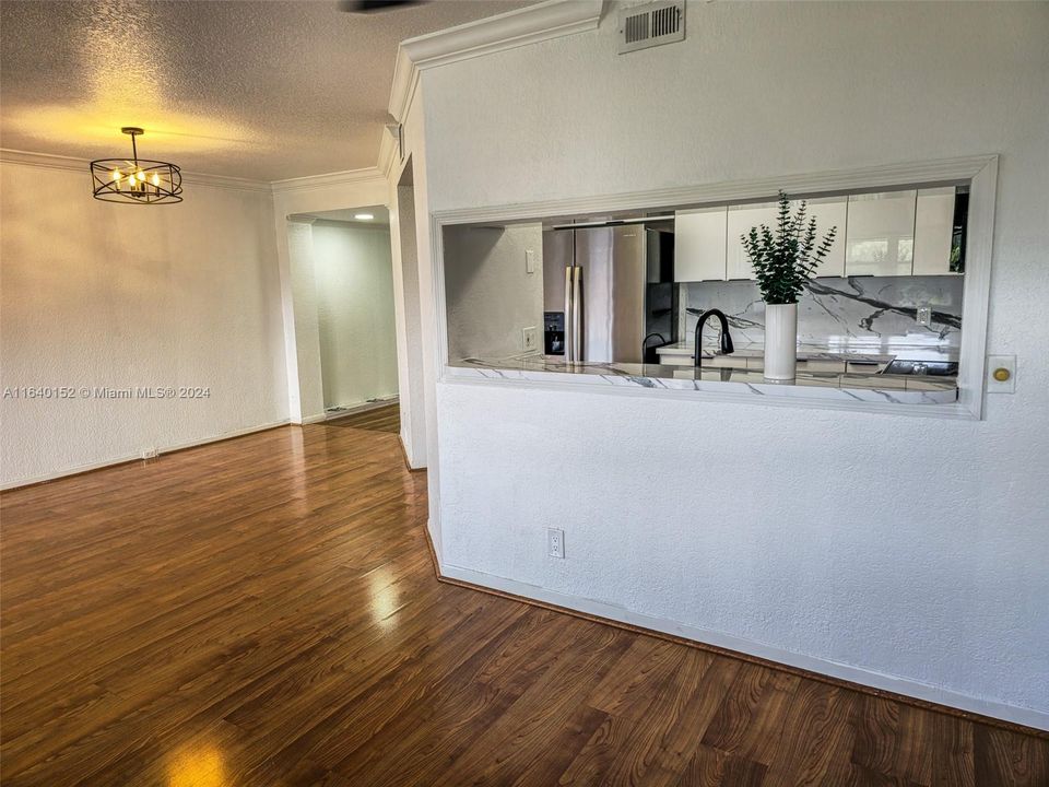 For Sale: $220,000 (1 beds, 1 baths, 1045 Square Feet)