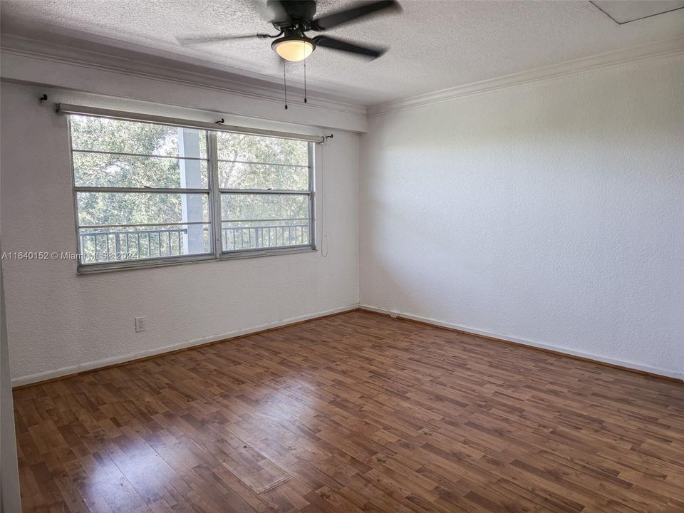 For Sale: $220,000 (1 beds, 1 baths, 1045 Square Feet)