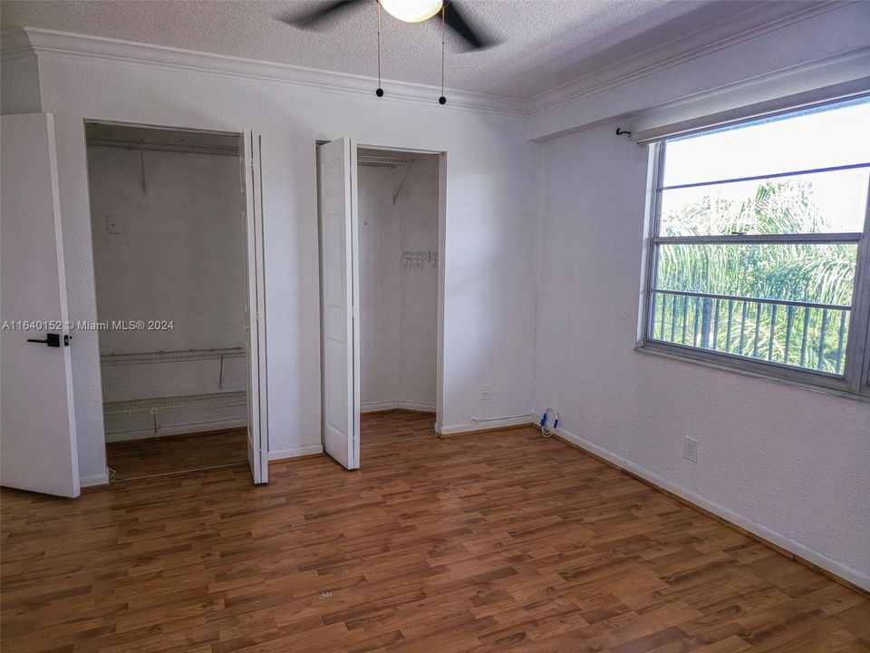 For Sale: $220,000 (1 beds, 1 baths, 1045 Square Feet)