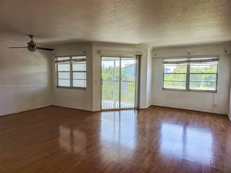 For Sale: $220,000 (1 beds, 1 baths, 1045 Square Feet)