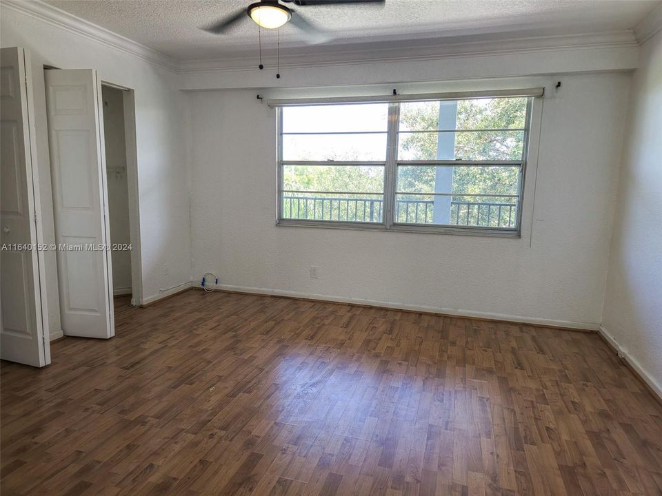 For Sale: $220,000 (1 beds, 1 baths, 1045 Square Feet)