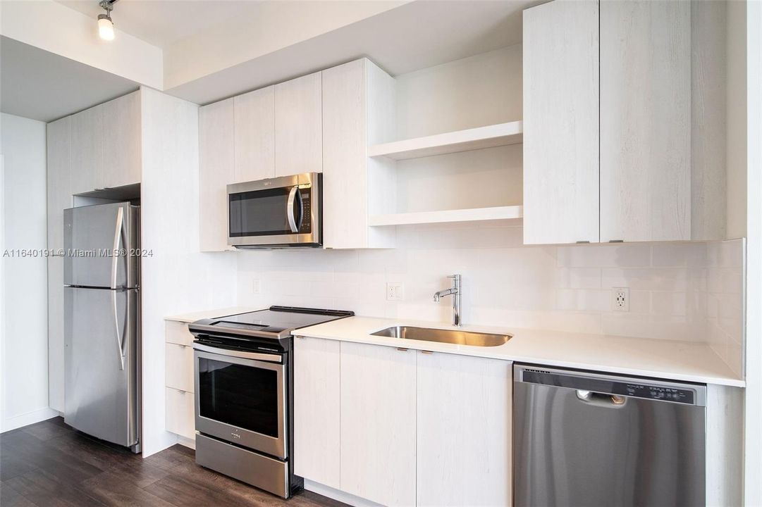 Active With Contract: $2,481 (1 beds, 1 baths, 768 Square Feet)