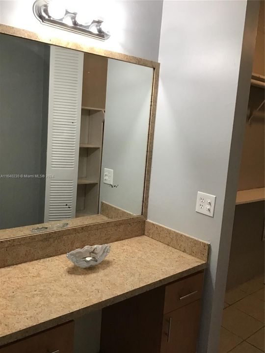 Recently Rented: $1,500 (1 beds, 1 baths, 696 Square Feet)