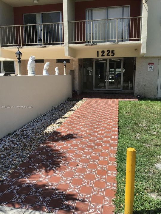 Recently Rented: $1,500 (1 beds, 1 baths, 696 Square Feet)