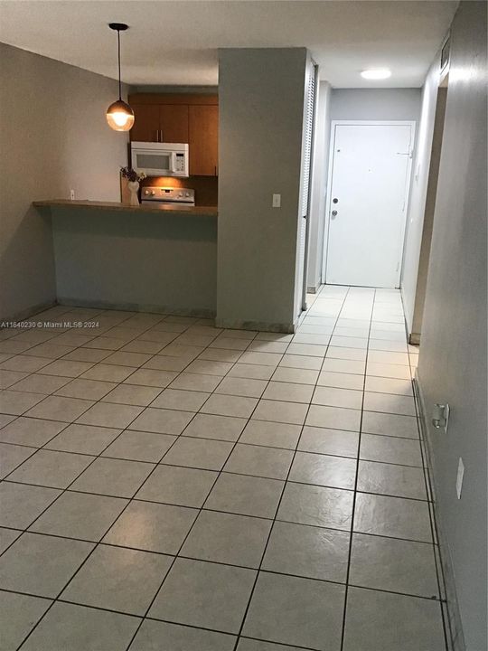Recently Rented: $1,500 (1 beds, 1 baths, 696 Square Feet)