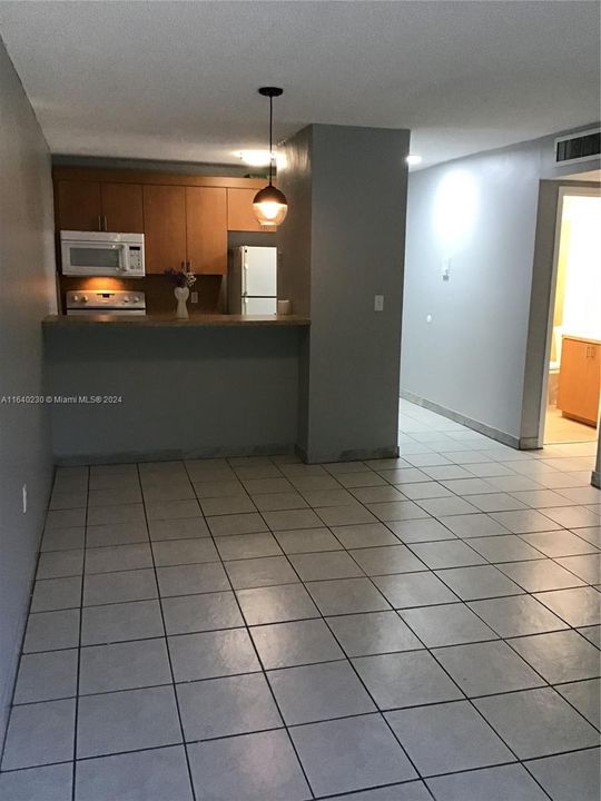 Recently Rented: $1,500 (1 beds, 1 baths, 696 Square Feet)