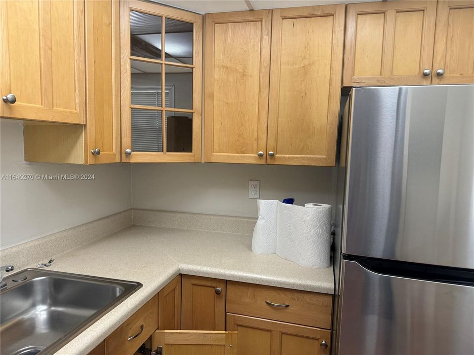 Active With Contract: $1,950 (1 beds, 1 baths, 660 Square Feet)