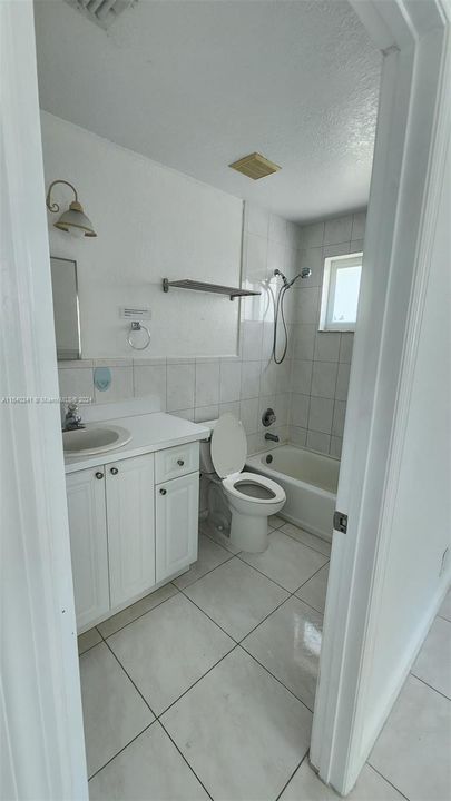 В аренду: $4,950 (4 спален, 2 ванн, 1600 Квадратных фут)