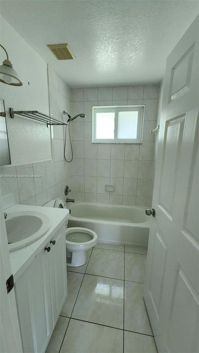 В аренду: $4,950 (4 спален, 2 ванн, 1600 Квадратных фут)