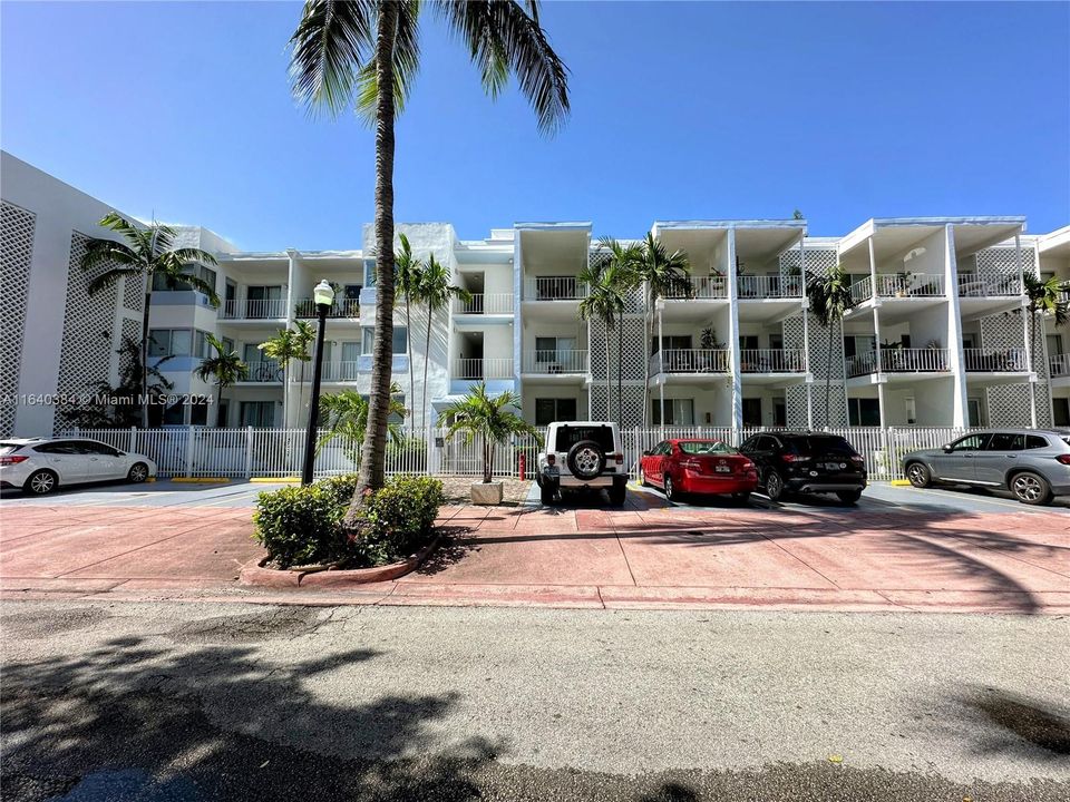 Active With Contract: $250,000 (0 beds, 1 baths, 470 Square Feet)