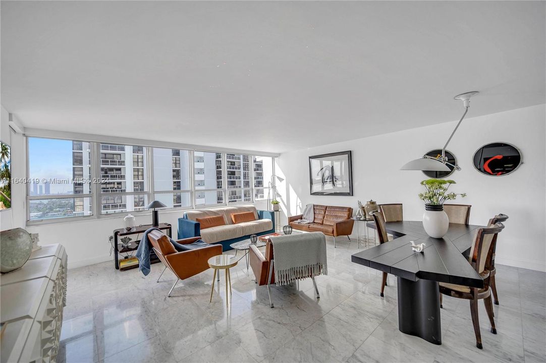 For Sale: $740,000 (1 beds, 2 baths, 1027 Square Feet)