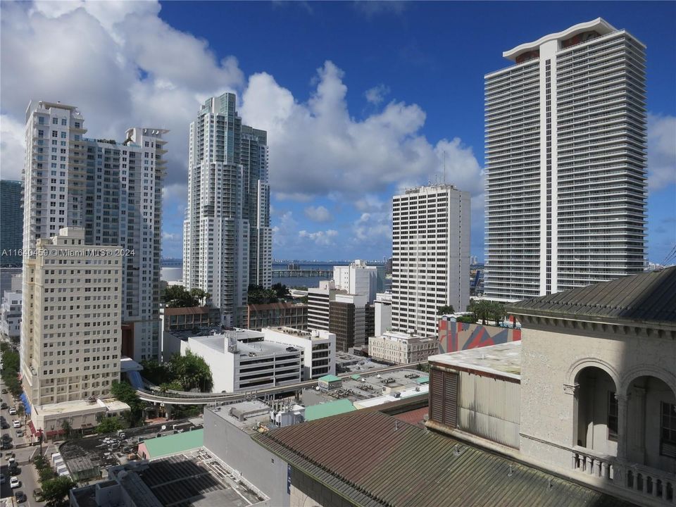 For Sale: $399,000 (2 beds, 1 baths, 736 Square Feet)