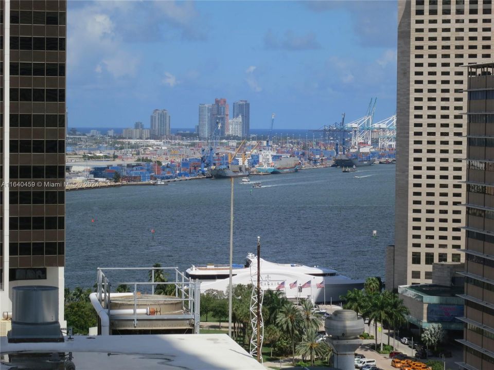 For Sale: $399,000 (2 beds, 1 baths, 736 Square Feet)