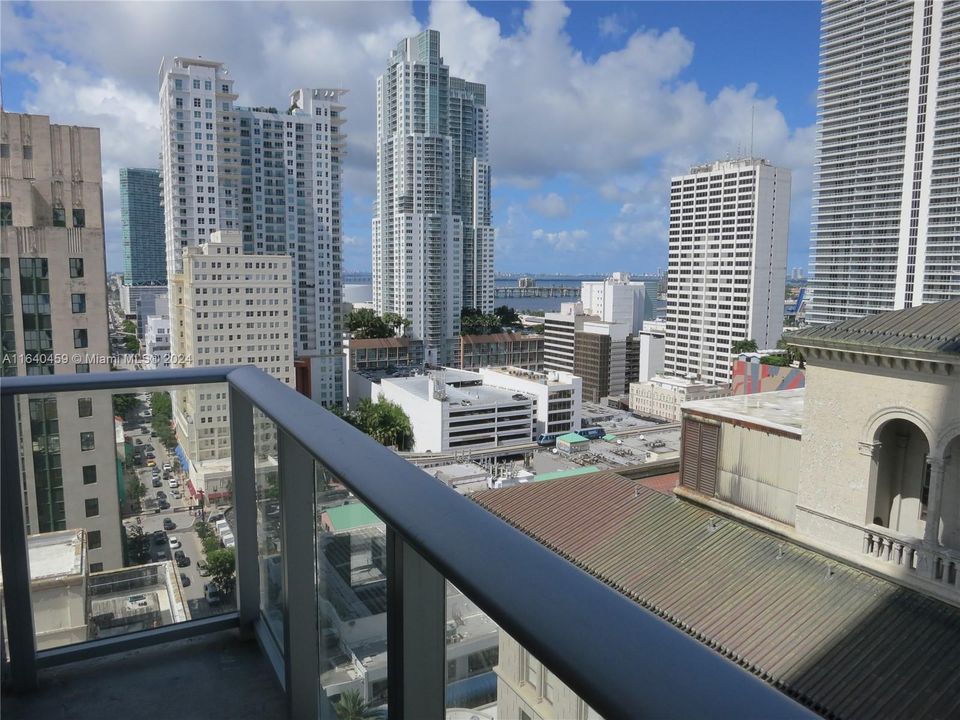 For Sale: $399,000 (2 beds, 1 baths, 736 Square Feet)