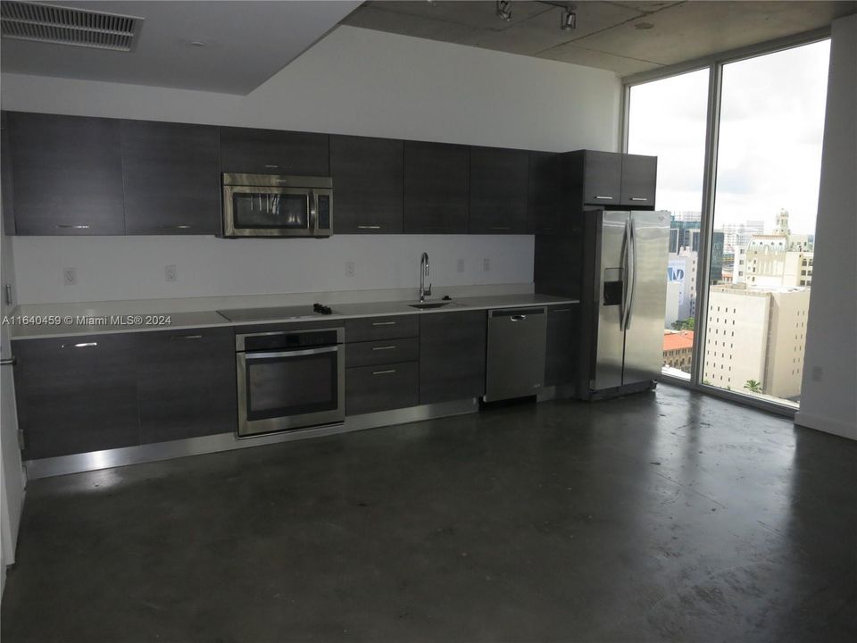For Sale: $399,000 (2 beds, 1 baths, 736 Square Feet)