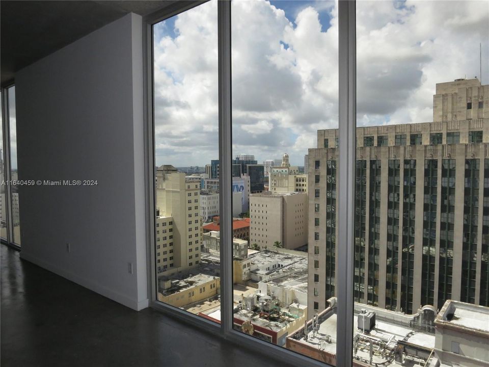 For Sale: $399,000 (2 beds, 1 baths, 736 Square Feet)