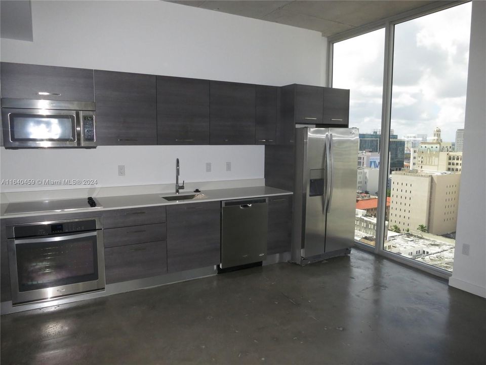 For Sale: $399,000 (2 beds, 1 baths, 736 Square Feet)