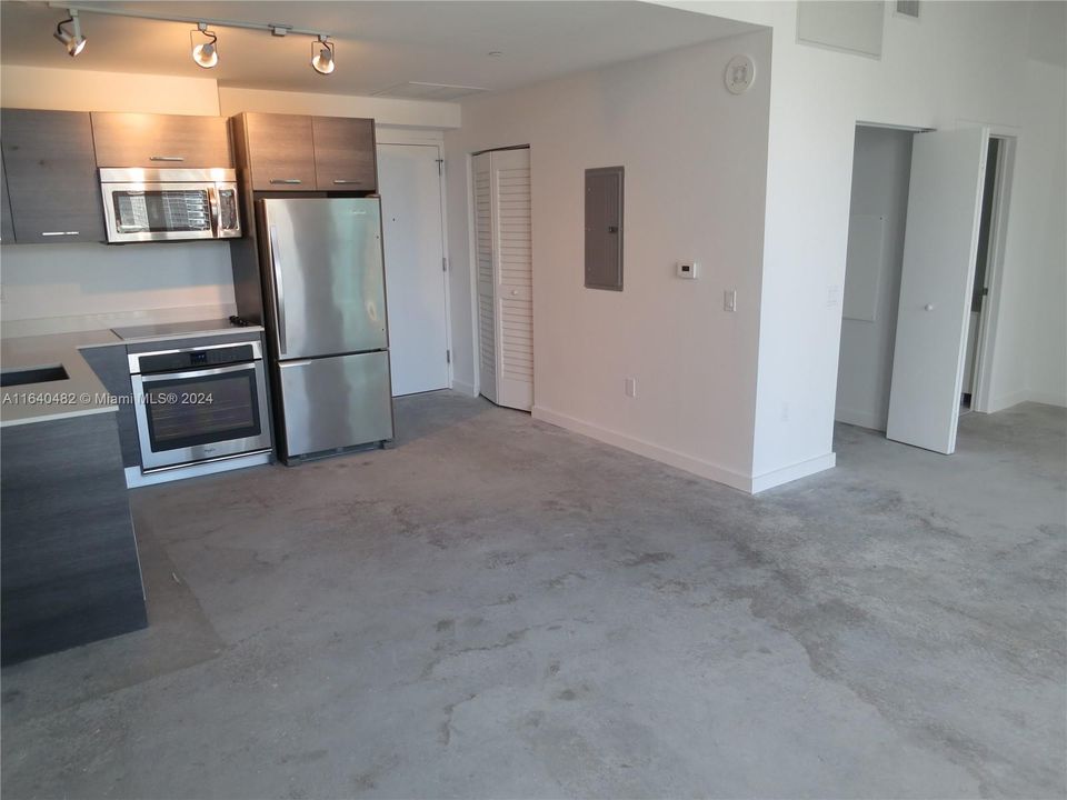 For Sale: $349,000 (1 beds, 1 baths, 533 Square Feet)