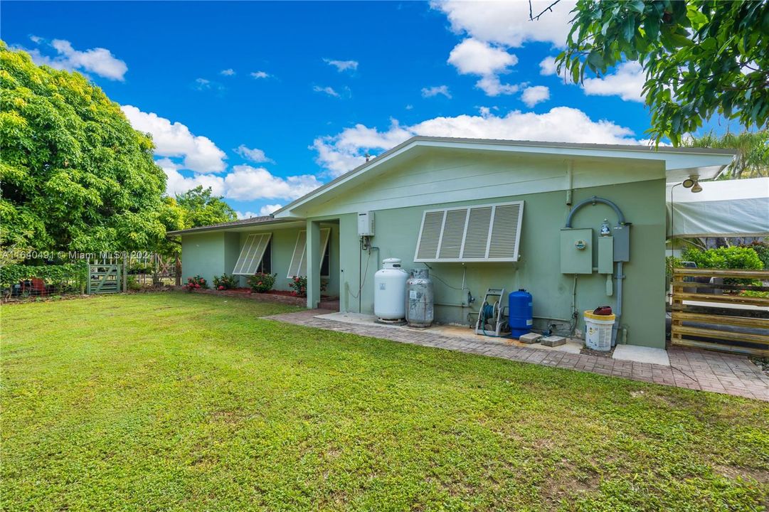 Active With Contract: $1,450,000 (4 beds, 2 baths, 1739 Square Feet)