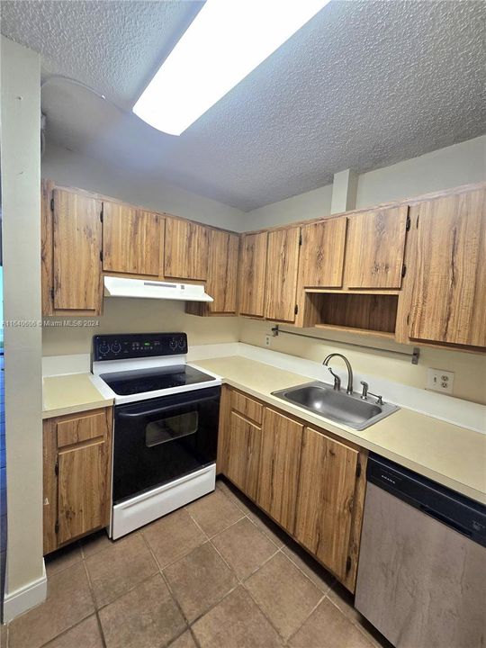 Recently Rented: $1,750 (2 beds, 2 baths, 870 Square Feet)