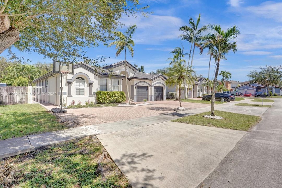 For Sale: $845,000 (4 beds, 2 baths, 1833 Square Feet)