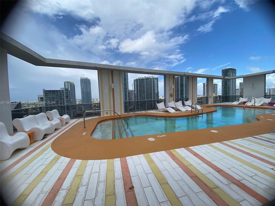 Recently Rented: $2,600 (0 beds, 1 baths, 551 Square Feet)