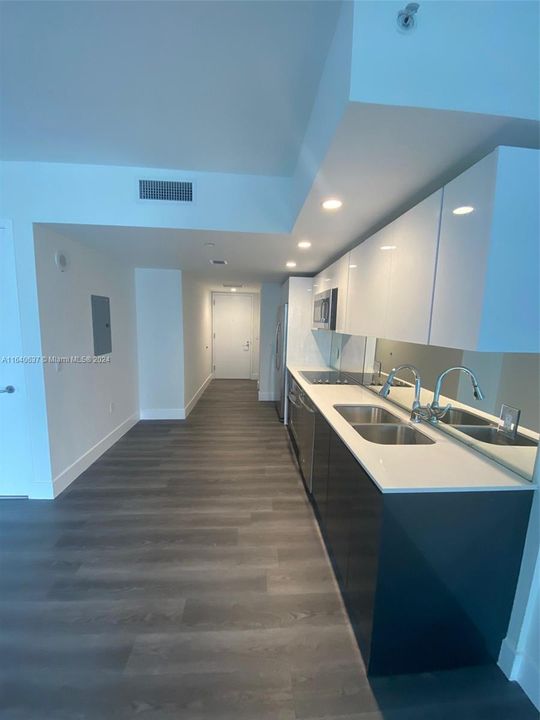 Recently Rented: $2,600 (0 beds, 1 baths, 551 Square Feet)