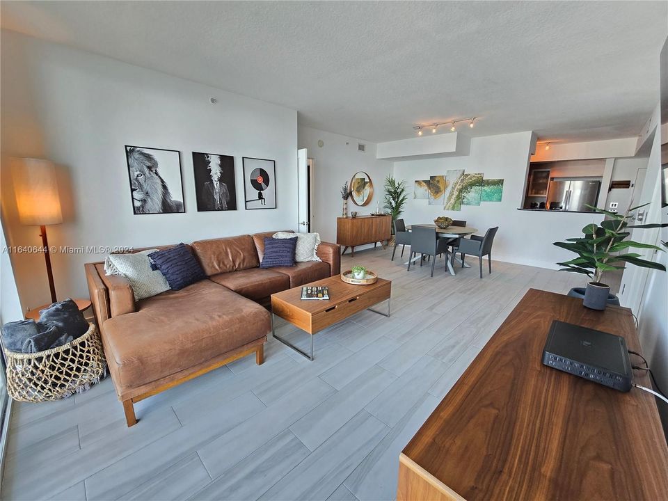 Active With Contract: $810,000 (2 beds, 2 baths, 1227 Square Feet)