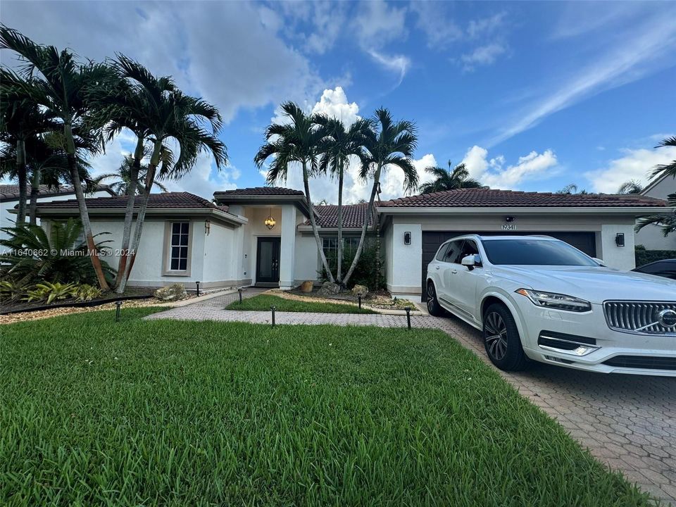 Active With Contract: $875,000 (4 beds, 3 baths, 2368 Square Feet)