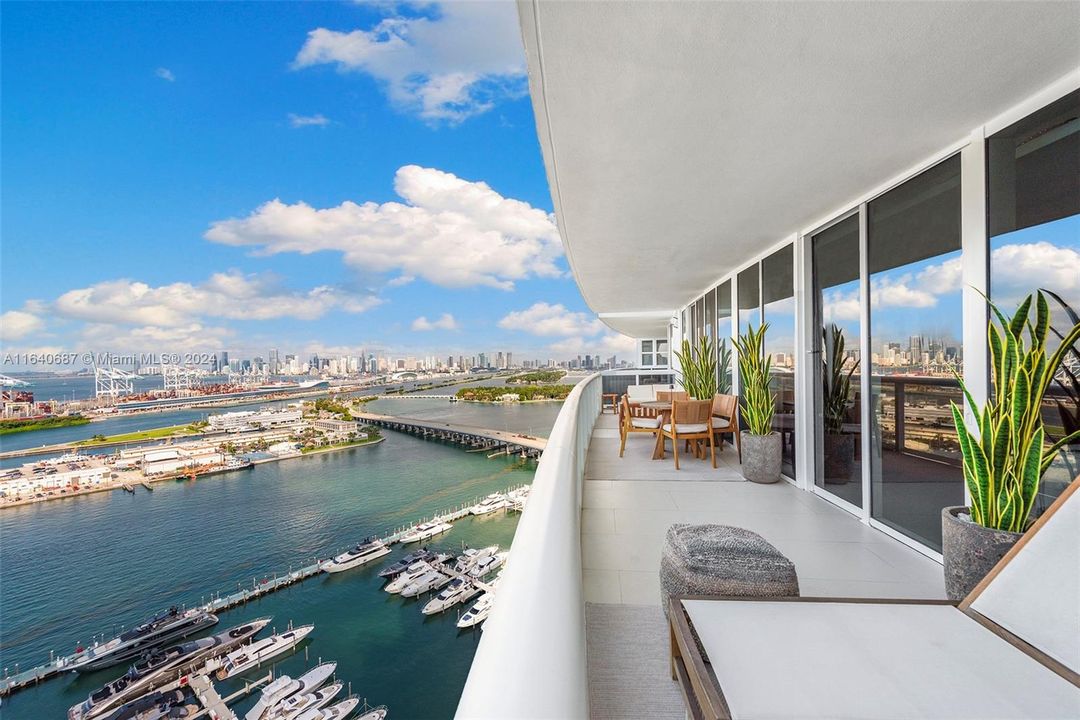 Active With Contract: $4,475,000 (3 beds, 3 baths, 2974 Square Feet)