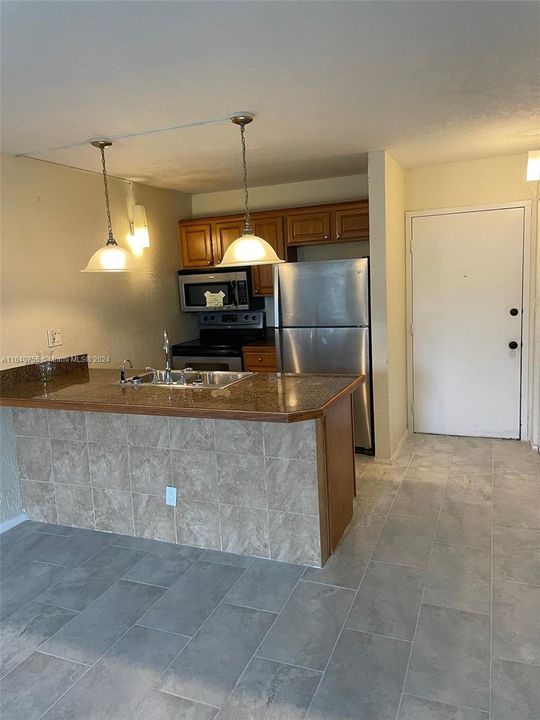 Active With Contract: $1,490 (1 beds, 1 baths, 619 Square Feet)