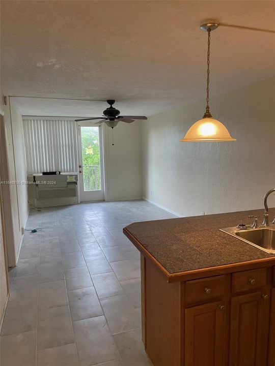 Active With Contract: $1,490 (1 beds, 1 baths, 619 Square Feet)