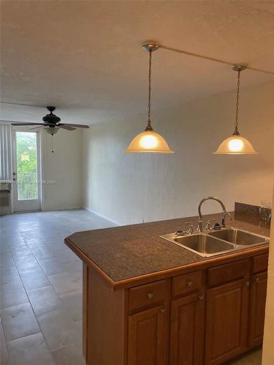 Active With Contract: $1,490 (1 beds, 1 baths, 619 Square Feet)