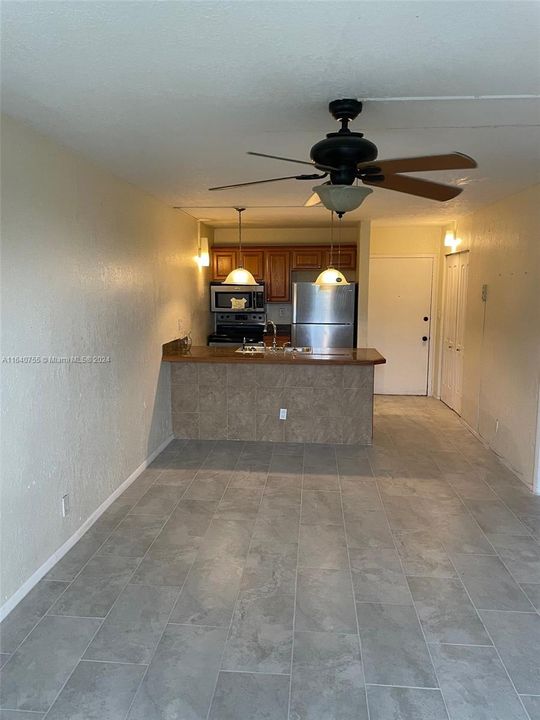 Active With Contract: $1,490 (1 beds, 1 baths, 619 Square Feet)