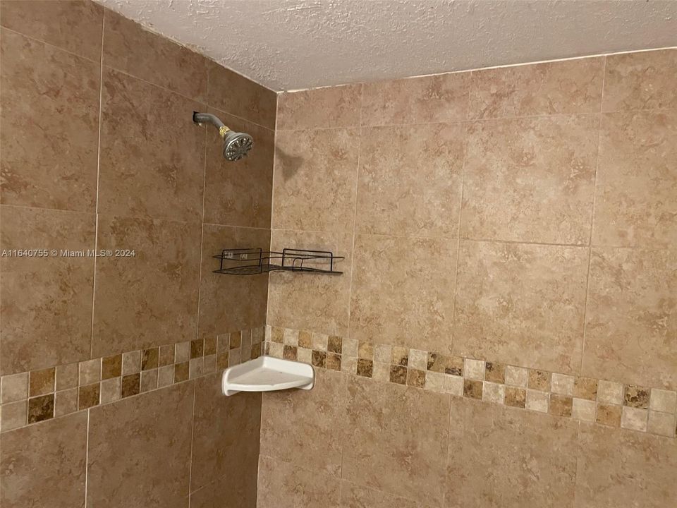 Active With Contract: $1,490 (1 beds, 1 baths, 619 Square Feet)