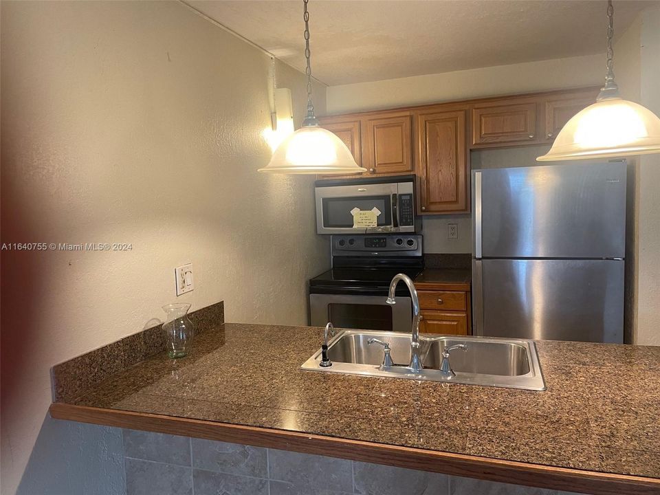 Active With Contract: $1,490 (1 beds, 1 baths, 619 Square Feet)