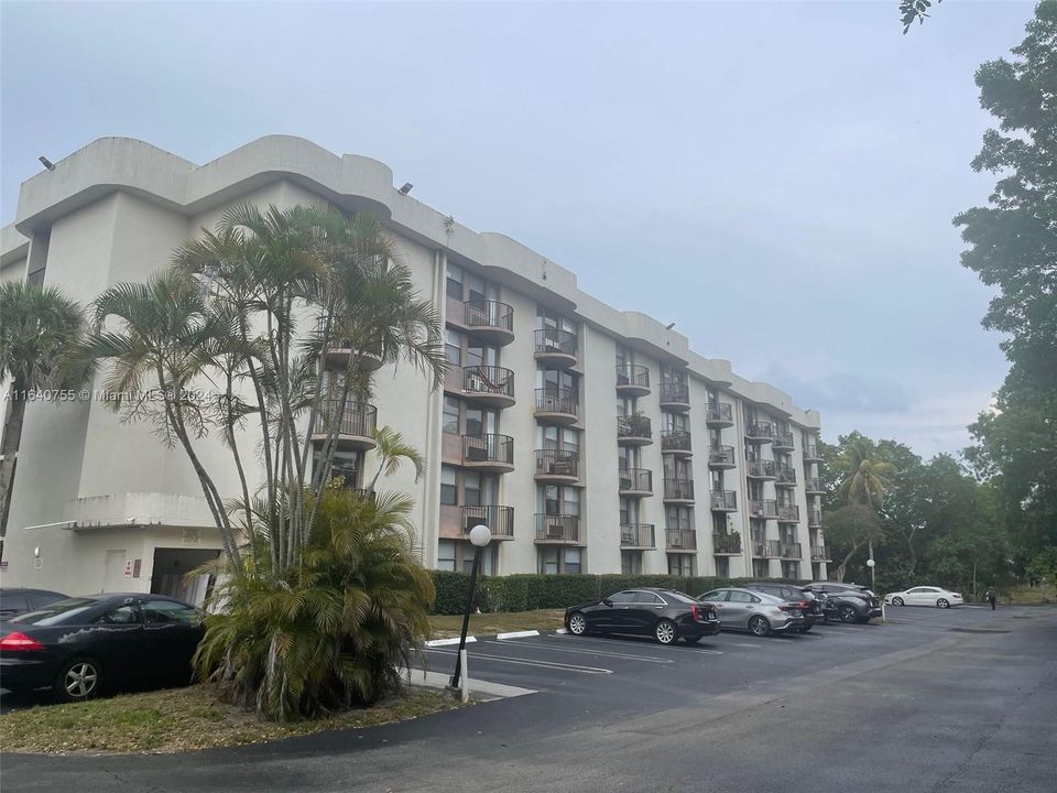 Active With Contract: $1,490 (1 beds, 1 baths, 619 Square Feet)