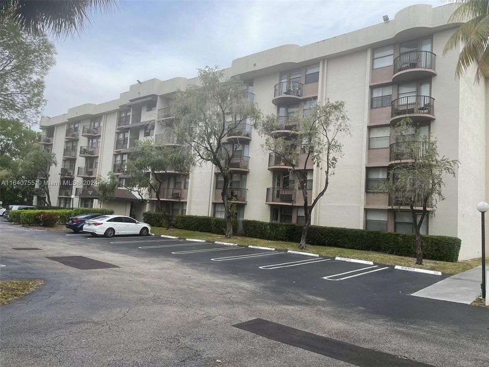 Active With Contract: $1,490 (1 beds, 1 baths, 619 Square Feet)